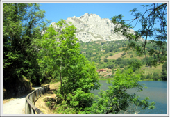 Senda del Oso, al lado del embalse de Valdemurio.