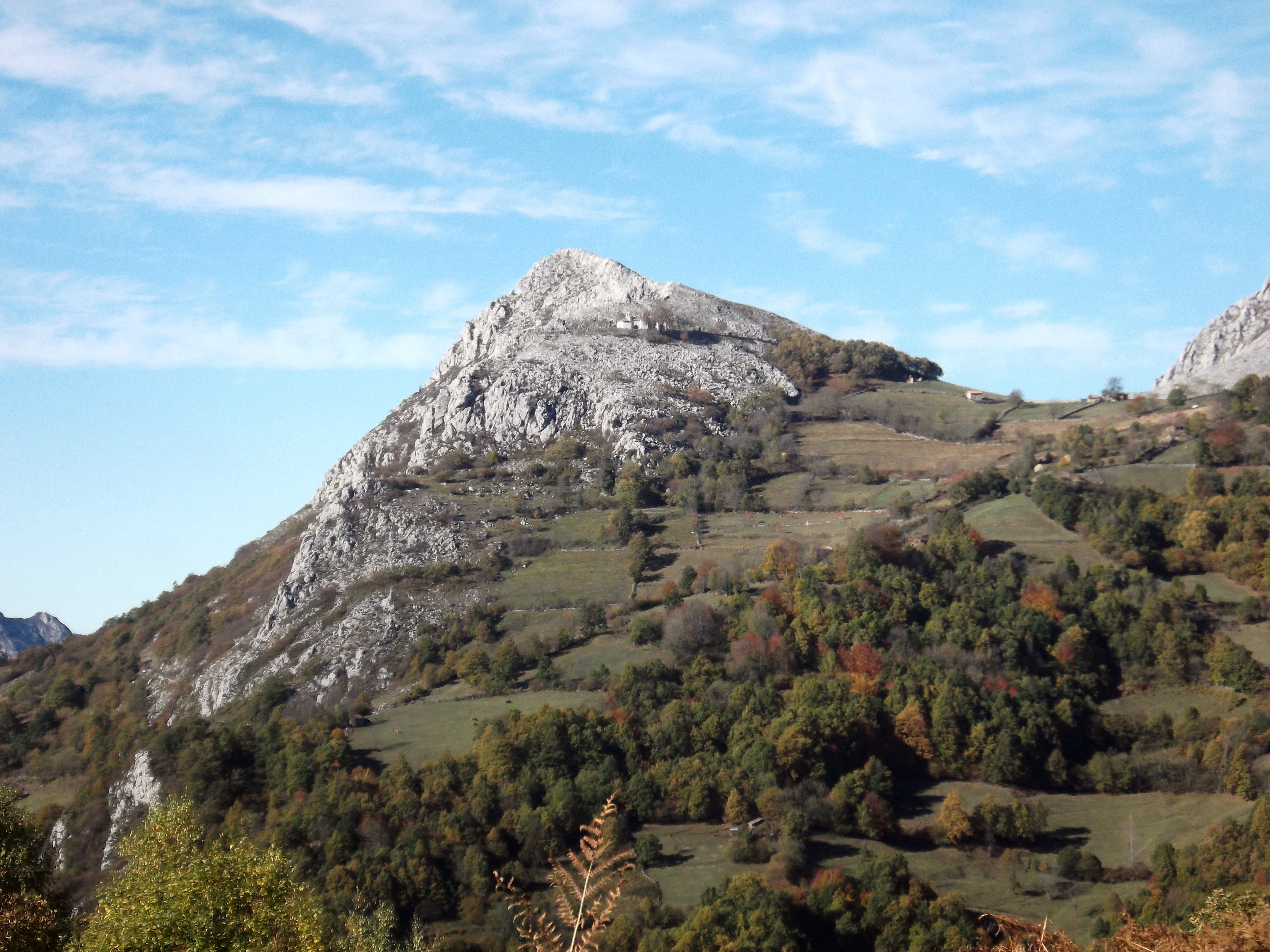 Capilla de Alba y Sierra del Aramo