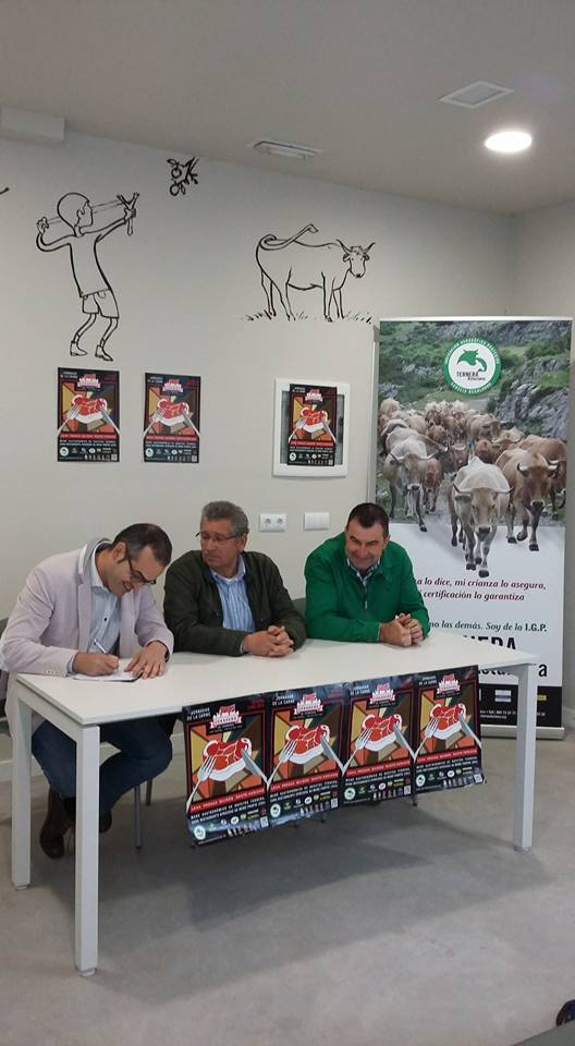 En la mesa de presentación estaban D. Ovidio García (Alcalde de Quirós), Rubén Fernández García (Presidente de IGP Ternera Asturiana) y Juan Carlos (Hostelero de Proaza).